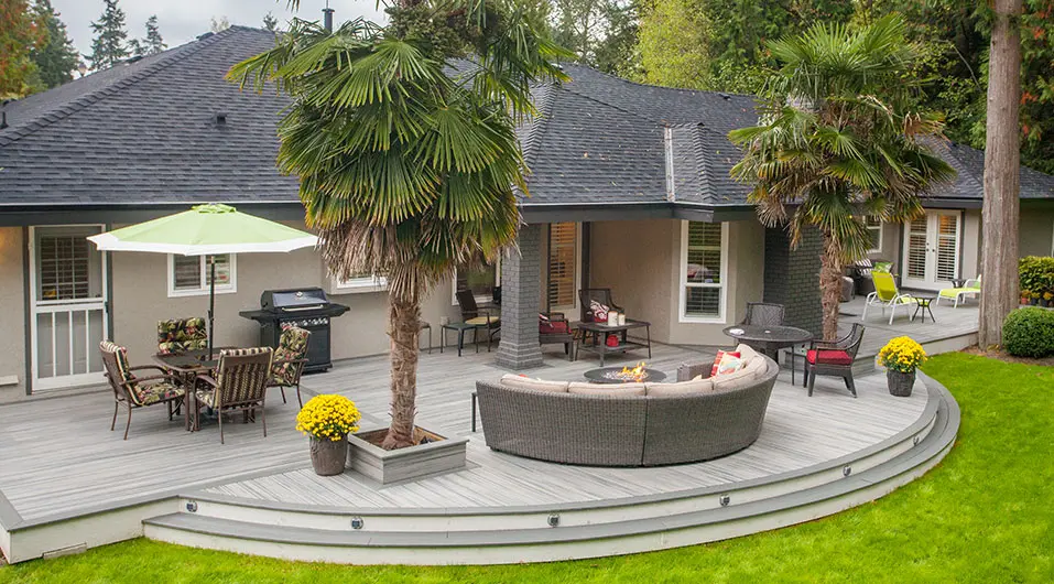 Curved edge DECK with curved furniture CURVED DECK, GROUND LEVEL PATIO DECK, TREX composite deck installation